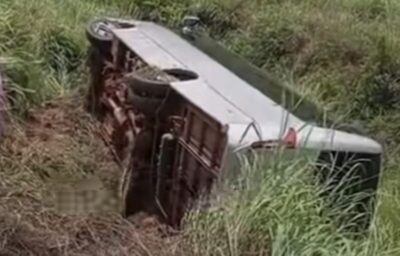Micro-ônibus com alunos do IFMA sofre acidente na BR-010 em Açailândia