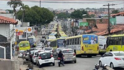 Greve de ônibus é suspensa e frota deve voltar a circular nesta terça (17)