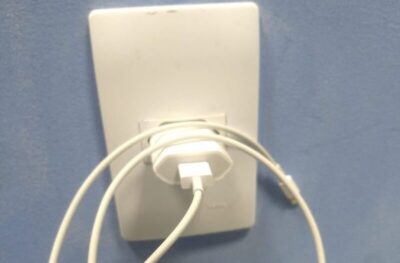 Atenção: carregador de celular conectado na tomada pode causar acidentes com eletricidade