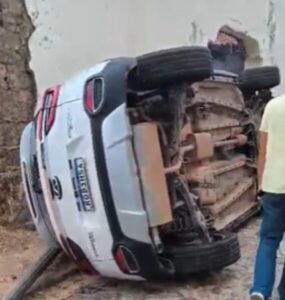 Carro tomba após ser mal estacionado por “manobrista” em São Luís