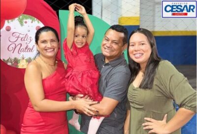 Prefeito César Castro, acompanhado da esposa e filha participam da Primeira Cantata Natalina das alunas do Ballet