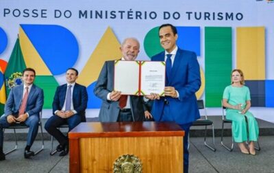 Presidente Luiz Inácio Lula da Silva (PT) dá posse, a Gustavo Feliciano como novo ministro do Turismo