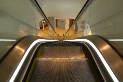 Casal de idosos passa perrengue ao andar pela primeira vez em escada rolante em São Luís