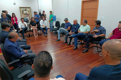 Greve dos motoristas é suspensa e ônibus voltam a circular