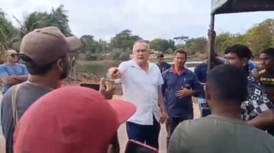 Prefeito Dino Penha perde o controle e toma celular de morador durante protesto na MA-014