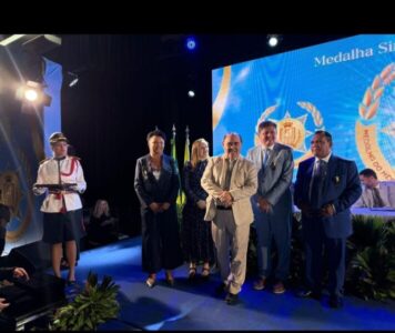 Medalha Simão Estácio: Astro de Ogum prestigia solenidade e homenageia autoridades no Araçagy