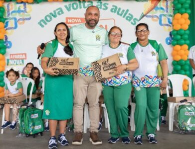 Investimento histórico na educação: Roberto Costa inicia entrega de fardamento e material escolar