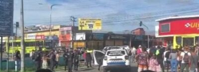 Motoristas de ônibus demitidos interditam terminal da Cohab