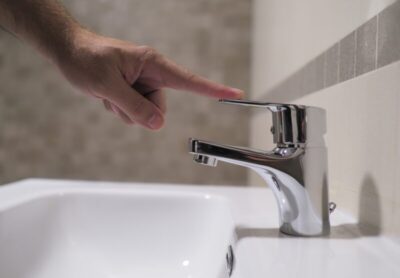 Justiça manda bloquear até R$ 300 mil da CAEMA por falhas no abastecimento de água