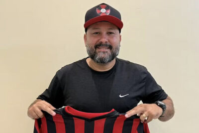 Moto muda futebol antes mesmo da bola começar a rolar