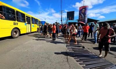 Caos no transporte: bairros amanhecem sem ônibus e terminal da Cohab é fechado por manifestantes