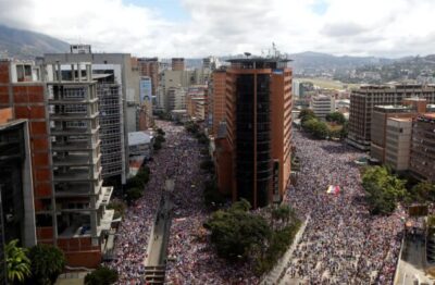 O poder emana do povo!!! Enquanto venezuelanos comemoram a queda de Maduro, esquerdopatas repudiam a prisão do narcotraficante!!!