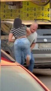 Assistam ao vídeo!!! Furiosa com traição, mulher dá “coça” em policial penal armado na rua