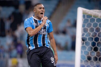 Maranhense de Bom Jesus das Selvas, Carlos Vinícius, é o sétimo maior goleador do mundo desde estreia pelo Grêmio