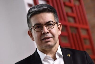 Líder do governo Randolfe pede que STF mantenha prisão de Vorcaro