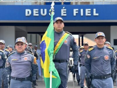 SOLENIDADE MILITAR MARCA COMEMORAÇÃO DO DIA DA BANDEIRA NACIONAL