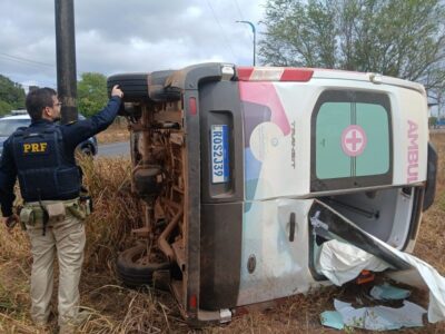 Urgente: ambulância da cidade de Cajari capota na BR-135 com motorista e enfermeira