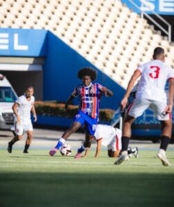 Lesões, reclamações, empate e emoção até o fim no Maremoto