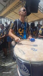 Favela do Samba faz ensaio de rua nesta quinta-feira