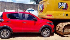 Motorista embriagado é preso após parar carro sob escavadeira em São Luís