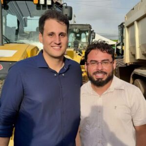 “Grato pela parceria, meu irmão”, afirmou Orleans Brandão a Dudu Diniz durante o lançamento da pavimentação de ruas em Ribamar