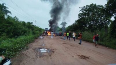Manifestantes bloqueiam BR-222 no trecho entre Chapadinha e Vargem Grande reivindicando melhorias