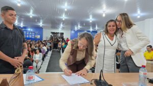 Prefeita Luciana Leocádio empossa 78 novos servidores concursados em Buriti Bravo