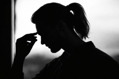 Conhecido cantor agride mulher e amiga durante discussão em bar de Barreirinhas