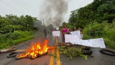 Indígenas bloqueiam MA-014 e cobram transporte escolar