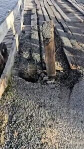 Buraco perigoso na cabeceira da Ponte da Boa Vista preocupa motoristas entre Santo Amaro e Primeira Cruz