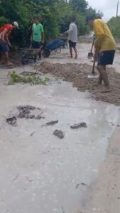 Moradores do povoado Mato Grosso e região, em Humberto de Campos (MA), realizam serviços que seriam de responsabilidade da prefeitura local