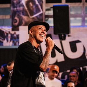 Samba, nostalgia e palco 360°: Leandro Sapucahy se apresenta neste sábado no Privilege Hall