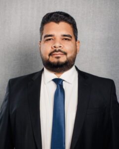 De perseguidor a perseguido: Advogado e blogueiro Thiago Azevedo, alvo de críticas por altos vencimentos na Assembleia Legislativa, ameaça processo contra site que o noticiou