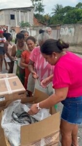 Astro de Ogum distribui 18 toneladas de pescado no domingo beneficiando milhares de famílias na Grande Ilha