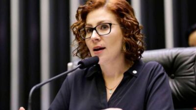 Com renúncia de Carla Zambelli, suplente é chamado para a Câmara dos Deputados