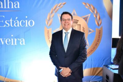 Vinícius Ferro recebe medalha Simão Estácio da Silveira, maior honraria da Câmara de São Luís