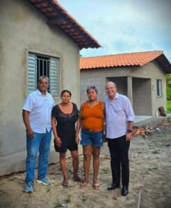 Deputado Hildo Rocha vistoria construção de casas na Raposa