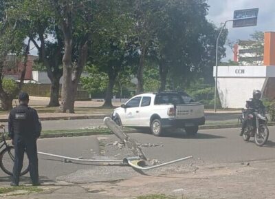 Veículo de terceirizada bate em poste dentro da UFMA e deixa motorista ferido
