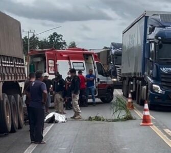Motociclista morre em colisão com carreta na BR-135, em Santa Rita