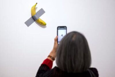 Visitante come banana de obra de arte avaliada em US$ 6,2 milhões em museu na França