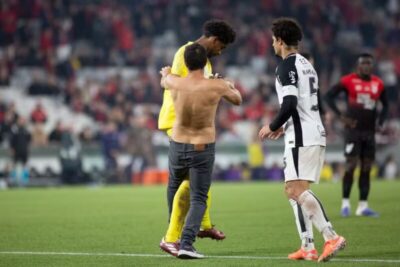 Torcedor invade campo e agride goleiro Hugo Souza em Athletico x Corinthians pela Copa do Brasil