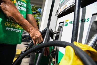 Petrobras anunciou aumento de R$ 0,38 no preço do diesel vendido às distribuidoras a partir deste sábado (14)