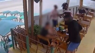 Dupla armada assalta clientes em bar na Praia de São Marcos