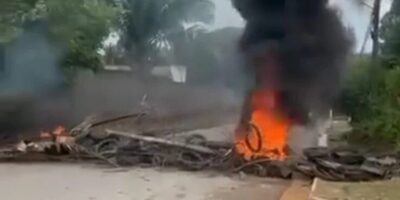 Moradores fazem protesto e interditam via no Iguaíba, em Paço do Lumiar