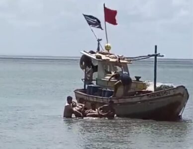 Mulher cai no cais de São José de Ribamar e é resgatada por pescadores