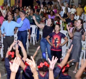 A Saga continua: Primeira Dama faz evento evangélico para beneficiar opositores ao prefeito Dr Julinho.