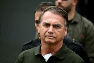 Bolsonaro é preso preventivamente e levado à PF em Brasília