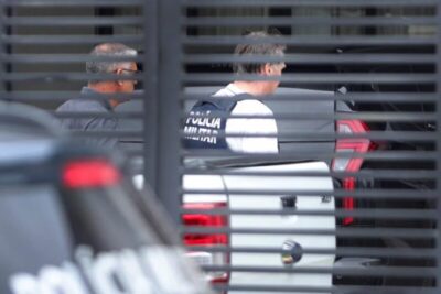 Bolsonaro deixa hospital, chega em casa e inicia prisão domiciliar por decisão do STF