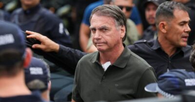 Bolsonaro é preso por eleitores organizarem vigília