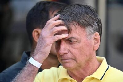 Bolsonaro é internado em UTI com suspeita de broncopneumonia, diz relatório médico